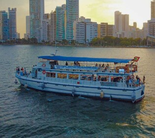 Cartagena de Indias: Sunset Cruise Open Bar with Dance Show