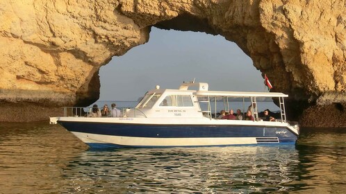 Viaje en barco por la costa y al atardecer