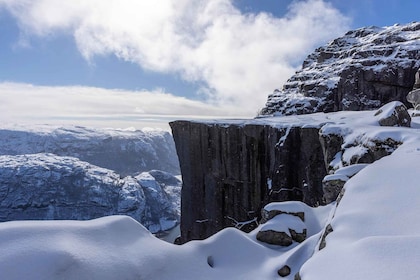 Stavanger: Preikestolen vintervandring + varm lunsj