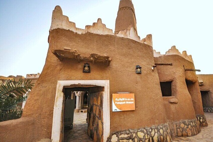 Ushaiqer Heritage Village Private Tour with Lunch From Riyadh