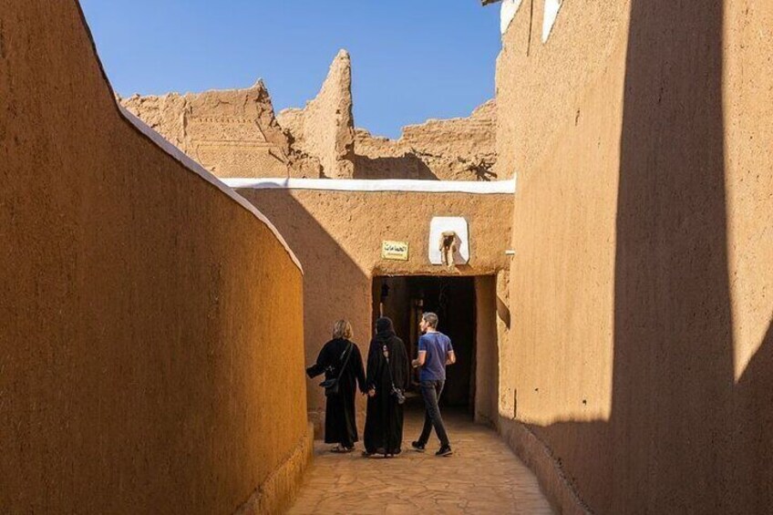 Ushaiqer Heritage Village Private Tour with Lunch From Riyadh