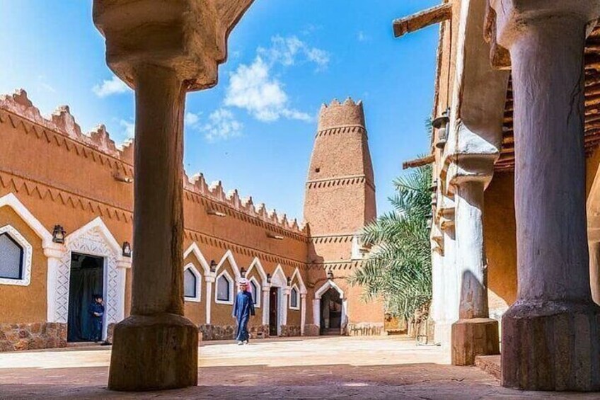 Ushaiqer Heritage Village Private Tour with Lunch From Riyadh 