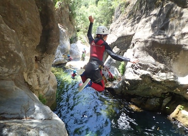 Von Yunquera: Canyoning-Tour zur Zarzalones-Schlucht