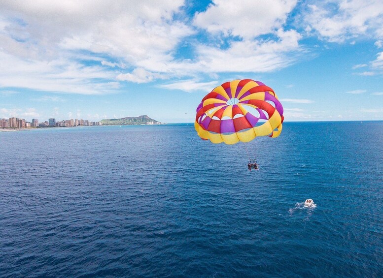 Oahu: Diamond Head Sunrise and Parasailing Tour