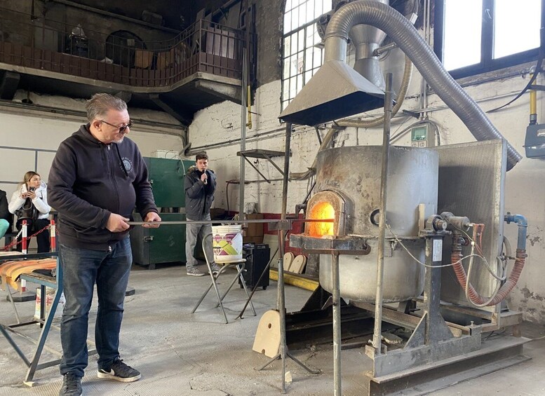 Demonstration of the art of blowing&sculpting Murano glass!