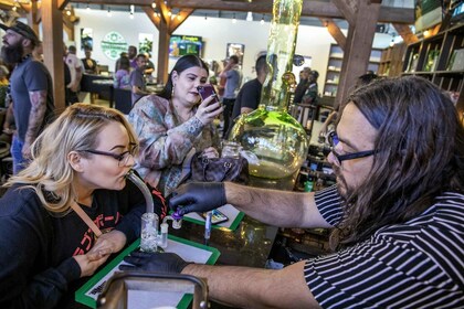 Las Vegas: Cannabis Tour with Weed Lounge & Party Bus