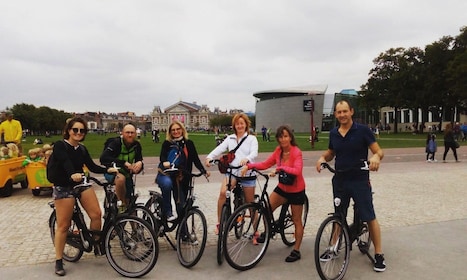 Amsterdam: Guided City Bike Tour in French