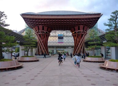 Kanazawa: Private Walking Tour with a Local