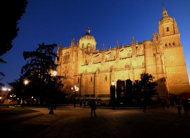 Picture 3 for Activity Salamanca: Local Legends Evening Walking Tour in Spanish