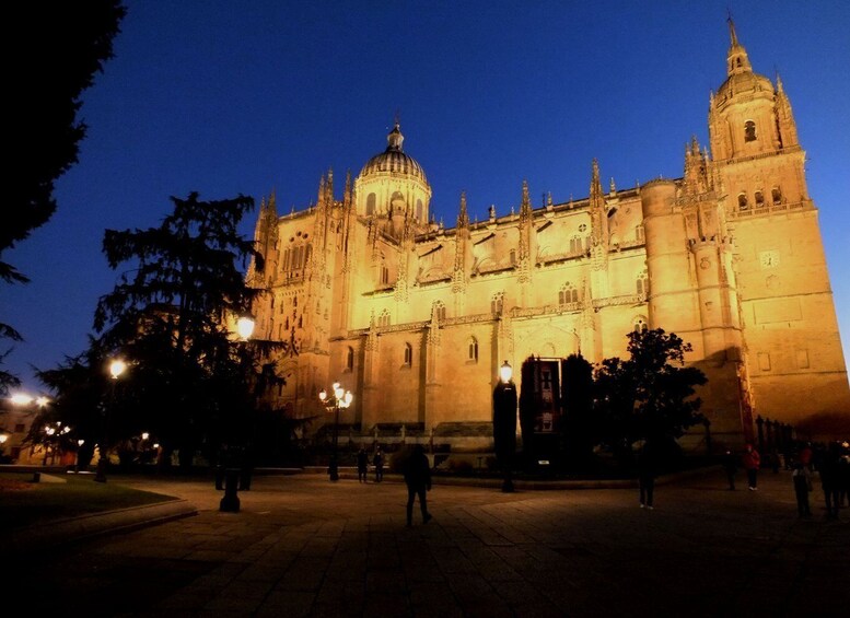 Picture 3 for Activity Salamanca: Local Legends Evening Walking Tour in Spanish