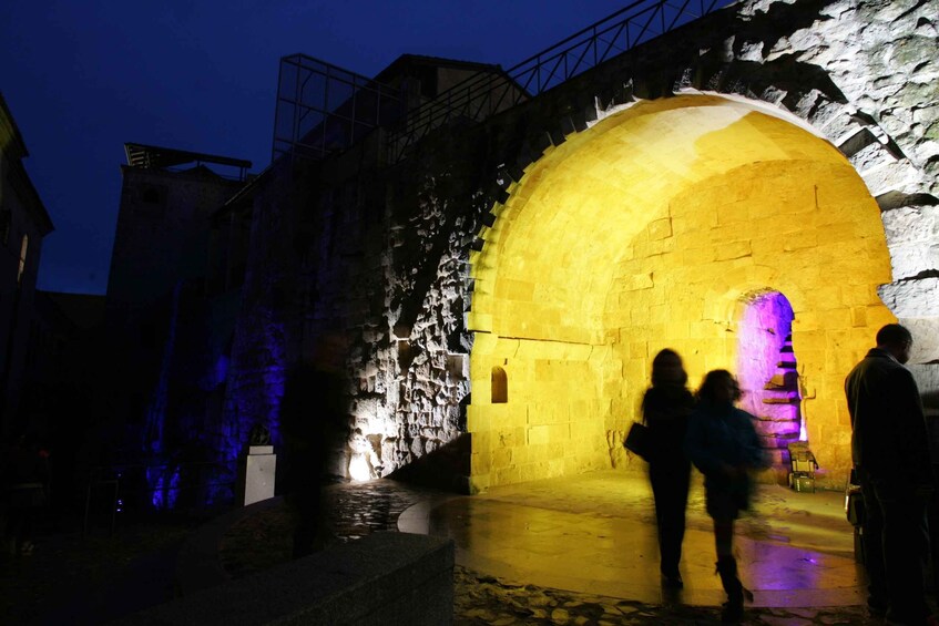 Picture 1 for Activity Salamanca: Local Legends Evening Walking Tour in Spanish