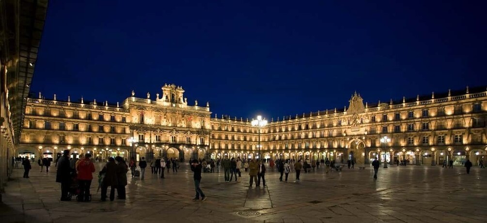 Salamanca: Local Legends Evening Walking Tour in Spanish