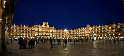 Salamanca: Local Legends Evening Walking Tour in Spanish