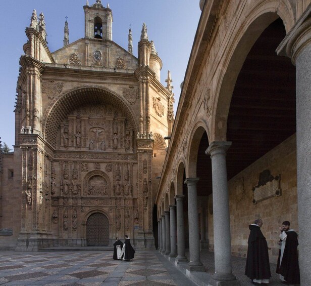 Picture 2 for Activity Salamanca: Local Legends Evening Walking Tour in Spanish
