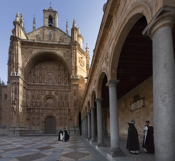 Picture 2 for Activity Salamanca: Local Legends Evening Walking Tour in Spanish