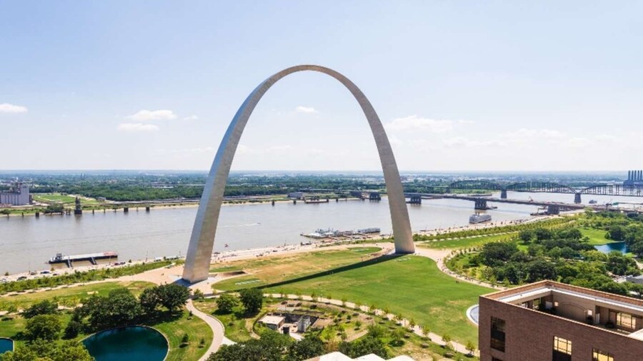 St. Louis: Guided Tour with Boat Cruise and Helicopter Ride