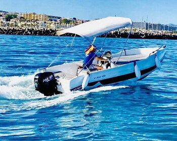 Benalmádena: Boot huren zonder vaarbewijs om dolfijnen te kijken