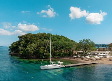 Corfú: crucero privado de día completo en velero con aperitivos y bebidas