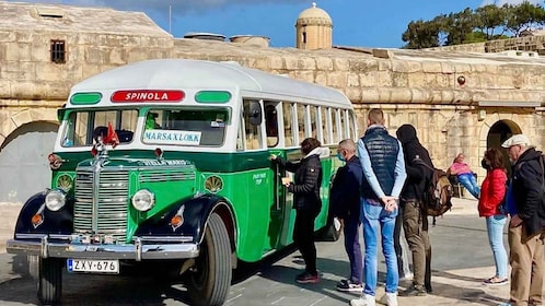 Valletta: Sunday Vintage Bus to Marsaxlokk
