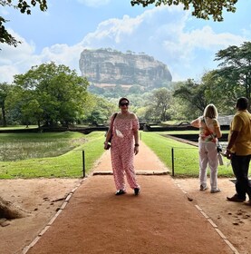 Fra Kandy: Sigiriya Rock Dambulla & Minneriya Jeep Safari