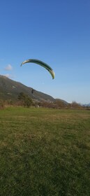 Parapente en tándem sobre syvota del mar Jónico