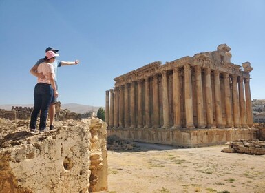 Baalbek og Ksara-grottene med henting, guide, innganger og lunsj