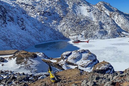 从加德满都出发：乘坐直升机游览 Langtang-Gosaikunda