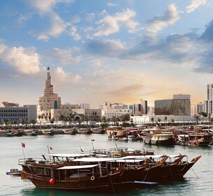 Recorrido premium por la ciudad de Doha con crucero en dhow