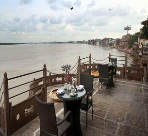 Varanasi: Morning Aarti with Boat Ride & Rooftop Breakfast