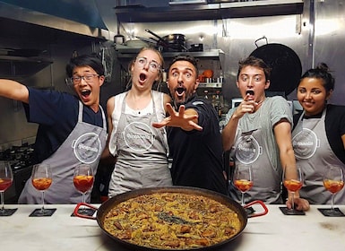Valencia: Traditional Paella Cooking Class and Dinner