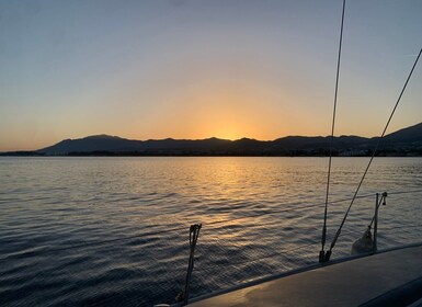 Puerto Banús: Sunset Sail in Marbella with Drinks & Snacks