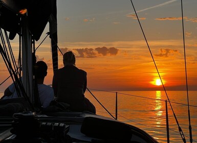 Puerto Banús: Sunset Sail in Marbella with Drinks & Snacks