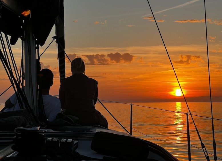 Puerto Banús: Sunset Sail in Marbella with Drinks & Snacks