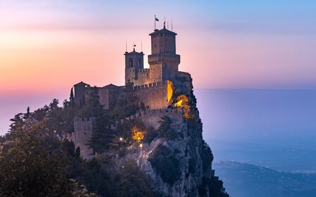 San Marino: Guided Tour + aperitif in winebar for couple