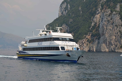 Hin- und Rückfahrt mit der Fähre von Salerno nach Amalfi, Capri und Positan...