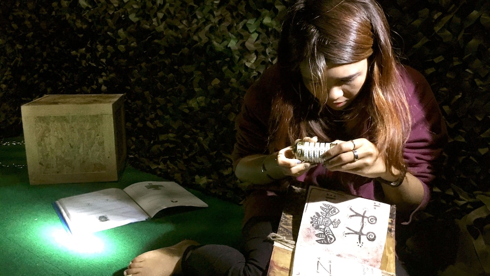 แสดงภาพที่ 4 จาก 5 Girl solving puzzles in escape room in Phuket