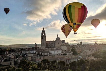 Segovia: Paseo Privado en Globo para 2 con Cava y Desayuno