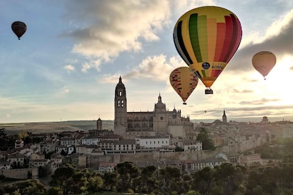 Segovia: Giro privato in mongolfiera per 2 persone con Cava e colazione