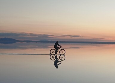 Uyuni: Tur Sepeda Berpemandu di Dataran Garam Uyuni dengan Makan Siang