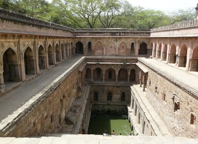 Reruntuhan Rahasia dan Menyeramkan di Taman Arkeologi Mehrauli