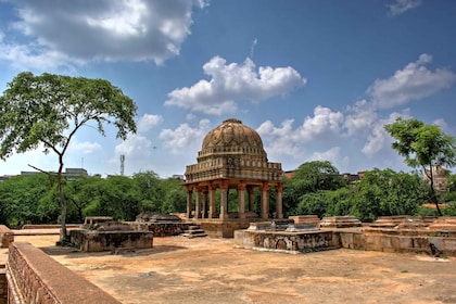 Mehrauli 考古公園的秘密與幽靈遺址