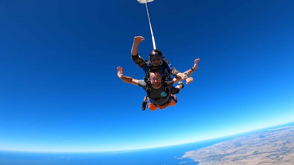 Adelaide: Tandem Skydiving Adventure over Goolwa