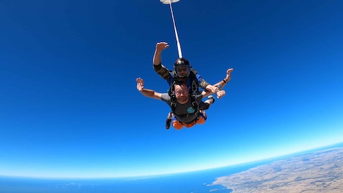 Adelaide: Tandem Skydiving Adventure over Goolwa