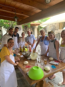 Ischia: Pizza Making Class with Drink Included