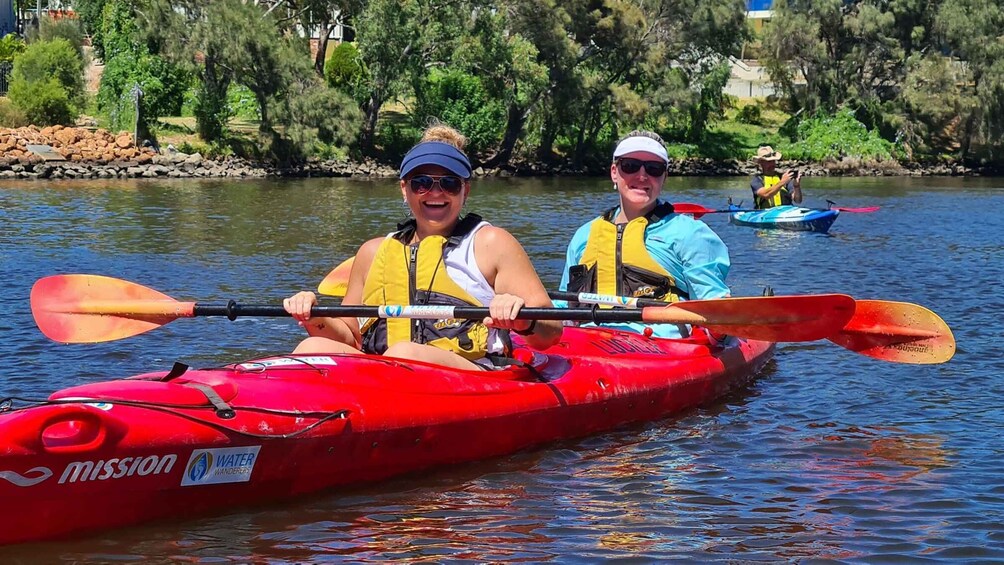 Perth: Swan River Kayaking Tour with Dining and Wine Tasting