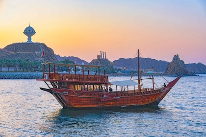 Crucero por la costa y al atardecer en dhow de Muscat - Omán (2 horas)