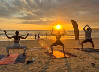 Krabi : Cours d'équilibre de yoga au coucher du soleil