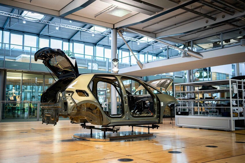 Dresden: Tour VW's Transparent Factory with a 3-course Menu