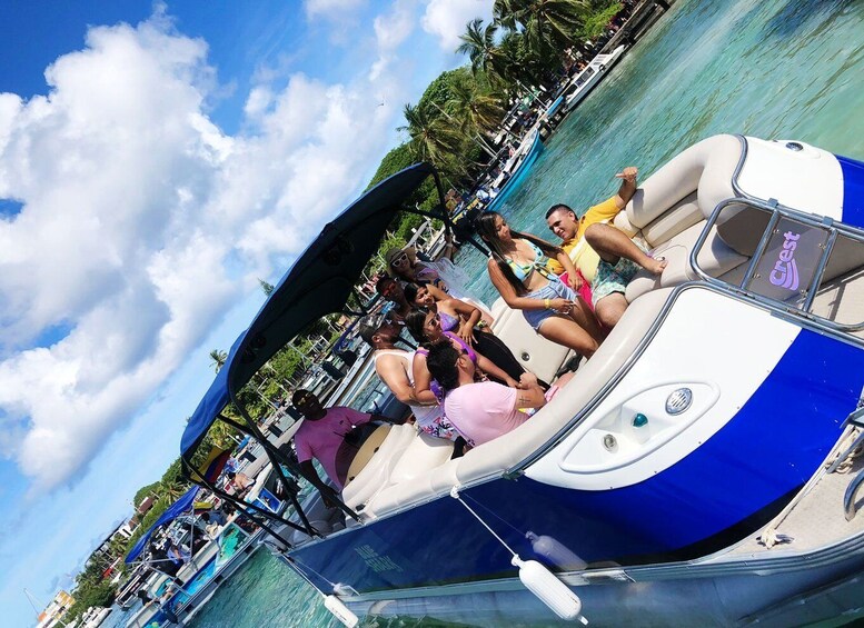 Picture 4 for Activity San Andres: Private Boat Trip with Tiki Bar & Rose Cay Stops