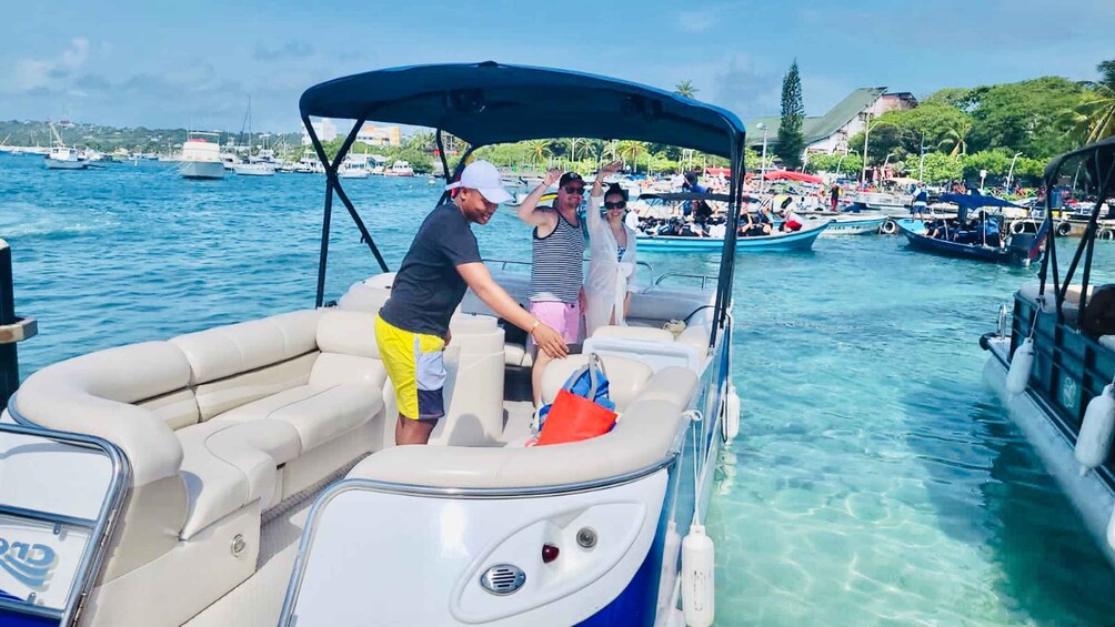 Picture 2 for Activity San Andres: Private Boat Trip with Tiki Bar & Rose Cay Stops